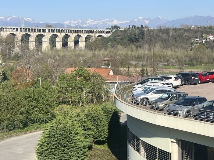 Quella al fondo, dove si vede lo spiazzo, è l'area dove verrà realizzato il parcheggio e da dove si punta a creare un collegamento Quella al fondo, dove si vede lo spiazzo, è l'area dove verrà realizzato il parcheggio e da dove si punta a creare un collegamento