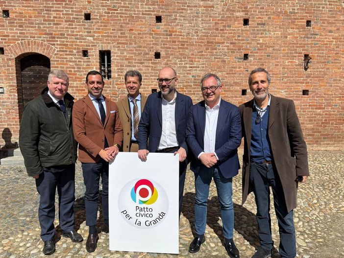 Pettavino con gruppo saviglianesi Pettavino con gruppo saviglianesi