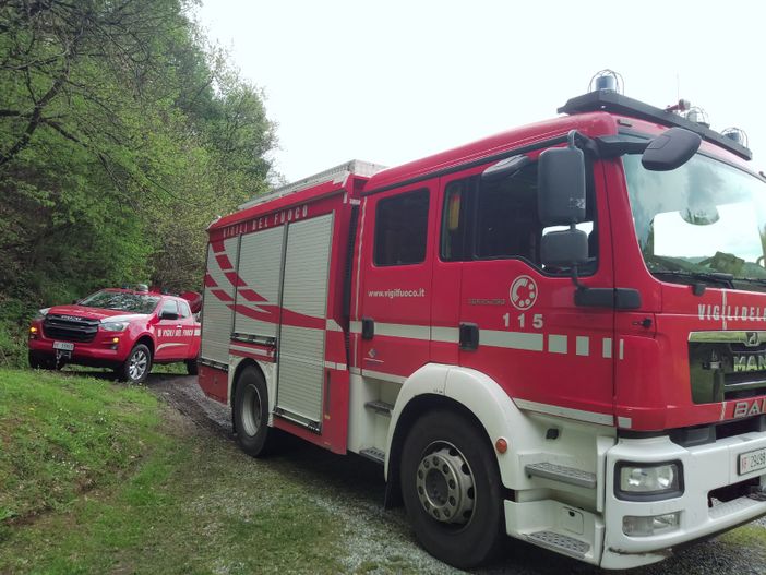 Esce di strada con l'apecar a Cherasco e finisce in una scarpata Esce di strada con l'apecar a Cherasco e finisce in una scarpata