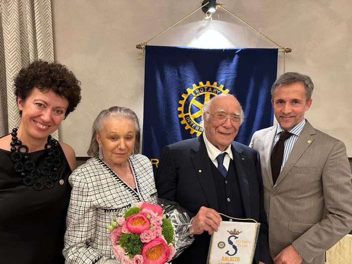 Giovanni Rana, socio onorario del Rotary saluzzo. In foto Cinzia Aimone, Antonietta Rana, Giovanni Rana e il presidente Rotary saluzzo Silvio Tavella