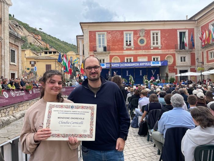 Claudia Carnicelli con il professore di latino del Liceo "Bodoni" Matteo Trabucco Claudia Carnicelli con il professore di latino del Liceo "Bodoni" Matteo Trabucco