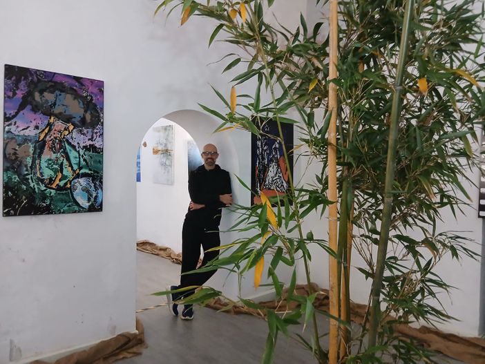 Maurilio Pagnone nello spazio della mostra all'ex Caffè del borgo a Saluzzo