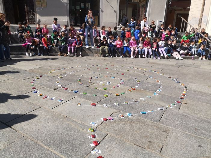 Saluzzo, l'iniziativa dei bambini "Un sasso per amico" Saluzzo, l'iniziativa dei bambini "Un sasso per amico"