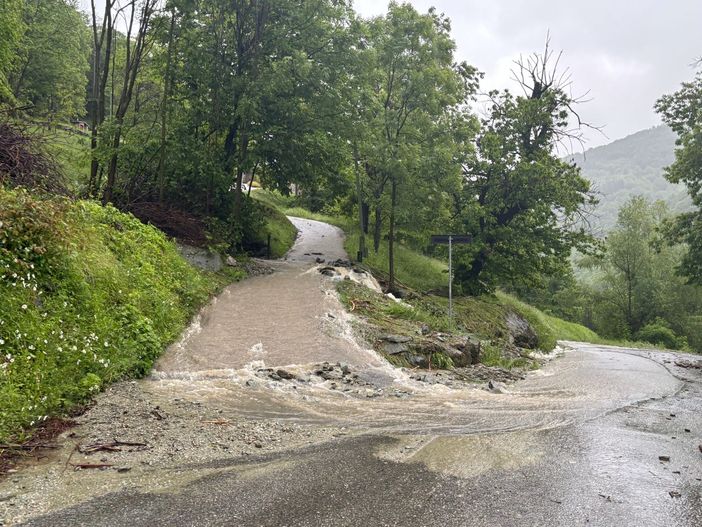 L'acqua e i detriti sulla strada tra la borgata Rastello e il rifugio Mondovì, verso Pian Marchisa