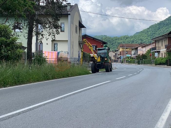 Lavori di sfalcio dell'erba lungo la statale 21 del Colle della Maddalena Lavori di sfalcio dell'erba lungo la statale 21 del Colle della Maddalena