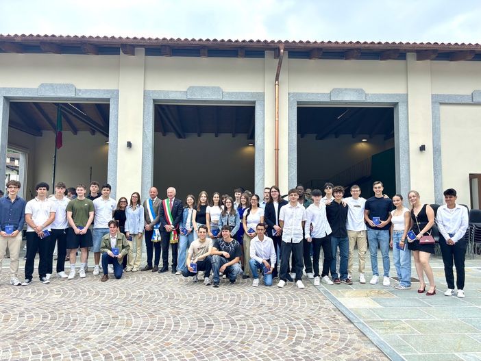 Festa della Repubblica 2025, a Castellar di Saluzzo foto di gruppo della consegna della Costituzione ai neodiciotttenni