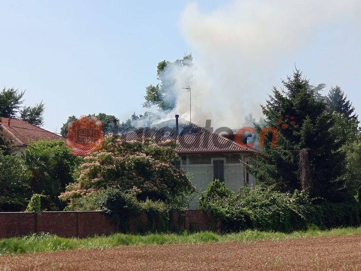 Fossano, in fiamme porzione di tetto di Villa Souchon [FOTO E VIDEO]