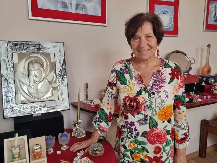 Margherita Mosso nella storica bottega Gem Argenti, in via Moffa di Lisio a Bra