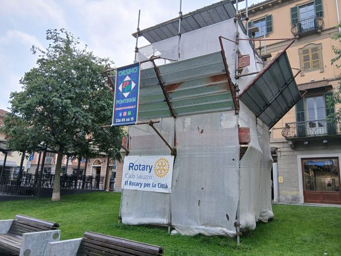 Il ponteggio intorno alla statua di Silvio Pellico, per il restauro finanziato dal Rotary Saluzzo