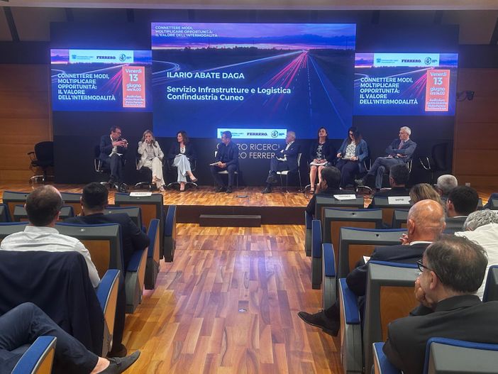 Nelle foto alcuni momenti dell'incontro tenuto oggi nell'Auditorium Centro Ricerche Pietro Ferrero ad Alba Nelle foto alcuni momenti dell'incontro tenuto oggi nell'Auditorium Centro Ricerche Pietro Ferrero ad Alba