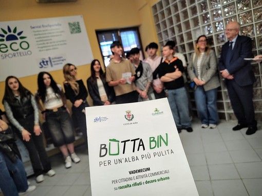 Sacchetti codificati ad Alba: il 70% delle utenze ha già ritirato il kit: “Riduzione del 12% a giugno dei rifiuti indifferenziati” Sacchetti codificati ad Alba: il 70% delle utenze ha già ritirato il kit: “Riduzione del 12% a giugno dei rifiuti indifferenziati”