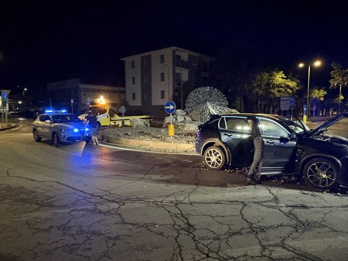 Incidente nella notte a Cuneo: auto si schianta contro la rotonda di corso De Gasperi Incidente nella notte a Cuneo: auto si schianta contro la rotonda di corso De Gasperi