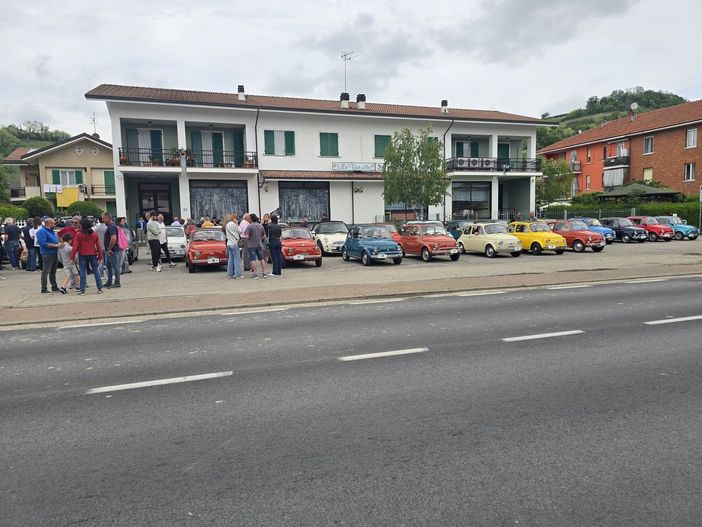 Un raduno di Fiat 500 storiche a Santa Vittoria d’Alba Un raduno di Fiat 500 storiche a Santa Vittoria d’Alba