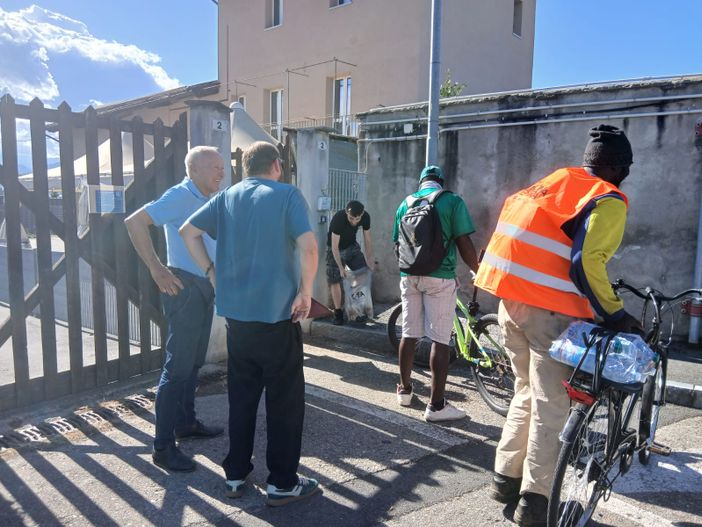 Saluzzo, l'apertura del sito di accoglienza diffusa presso la ex casa del custode del cimitero, alla presenza del sindaco Franco Demaria e del responsabile dell'accoglienza Fabio Chiappello