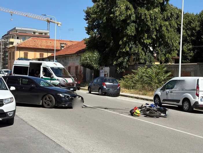 Scontro tra auto e moto in via Giordanengo a Cuneo, strada chiusa Scontro tra auto e moto in via Giordanengo a Cuneo, strada chiusa