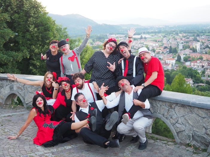 Successo per lo spettacolo “ESODIES” al Santuario di Monserrato: risate, emozioni e solidarietà