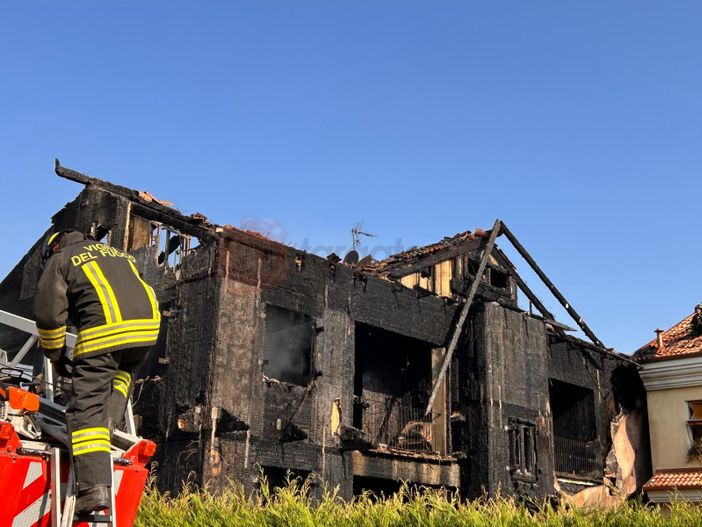 La gratitudine di Cristian, Simona ed Emma ai cheraschesi. Il fuoco si è divorato la loro casa, ma la comunità non li ha abbandonati La gratitudine di Cristian, Simona ed Emma ai cheraschesi. Il fuoco si è divorato la loro casa, ma la comunità non li ha abbandonati