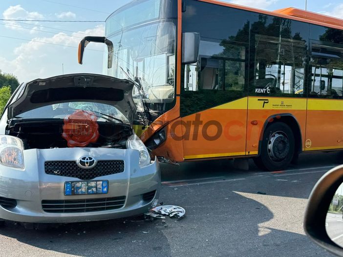 Cuneo, scontro tra auto e bus all'incrocio tra corso Alcide De Gaspari e corso Francia: lunghe code verso Borgo San Dalmazzo