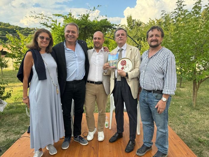 Ceva, successo di pubblico l'incontro con Nicola Gallino per "Un libro in giardino" Ceva, successo di pubblico l'incontro con Nicola Gallino per "Un libro in giardino"