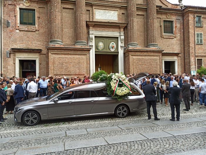 Uno spontaneo applauso ha accompagnato la partenza del feretro dal sagrato della chiesa Uno spontaneo applauso ha accompagnato la partenza del feretro dal sagrato della chiesa