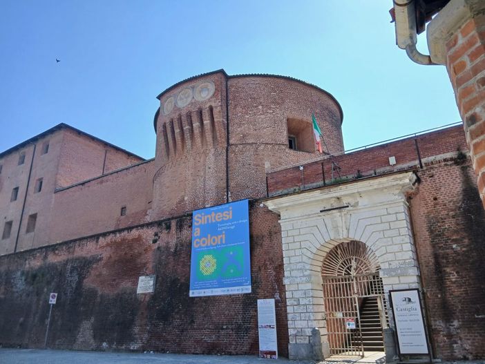 Saluzzo , la Castiglia con il manifesto della mostra "Sintesi a colori" della Fondazione Garuzzo Saluzzo , la Castiglia con il manifesto della mostra "Sintesi a colori" della Fondazione Garuzzo