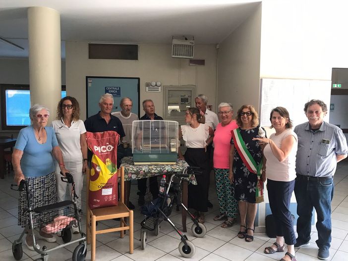 “Amici di Piume”: il progetto di pet therapy con i pappagalli entra nelle case di riposo del Cuneese “Amici di Piume”: il progetto di pet therapy con i pappagalli entra nelle case di riposo del Cuneese