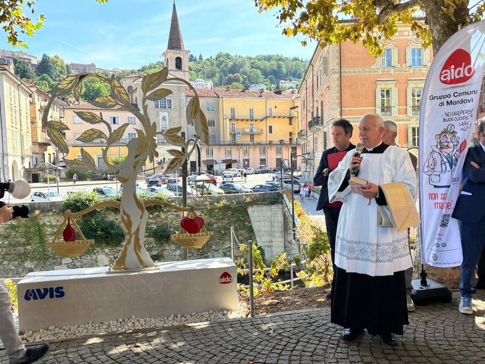La benedizione di don Flavio Begliatti, vicario generale