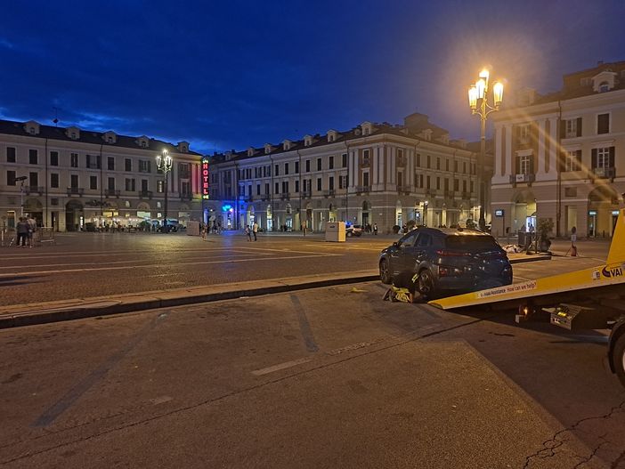 Parcheggio in piazza Galimberti, multa e rimozione auto: “Cartelli poco visibili"