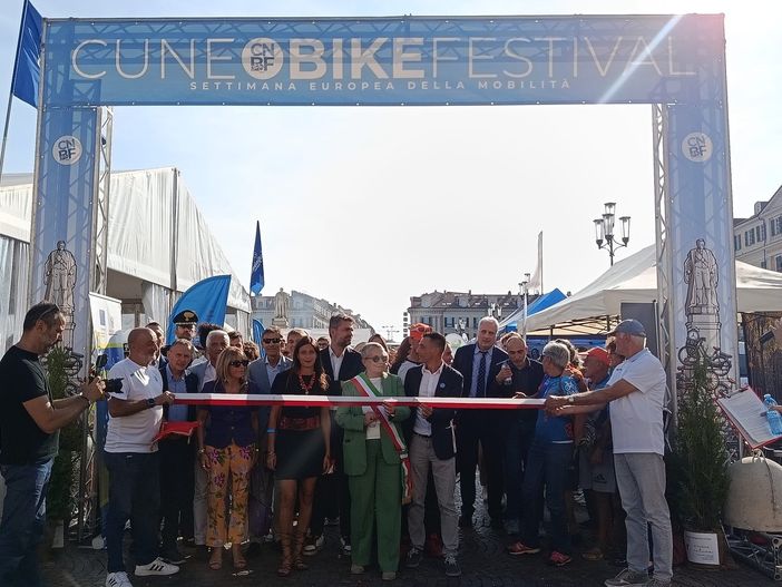 L'inaugurazione e il taglio del nastro del Cuneo Bike Festival