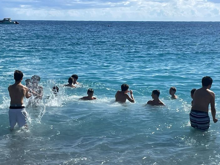 Gli studenti nel mare di Spotorno Gli studenti nel mare di Spotorno