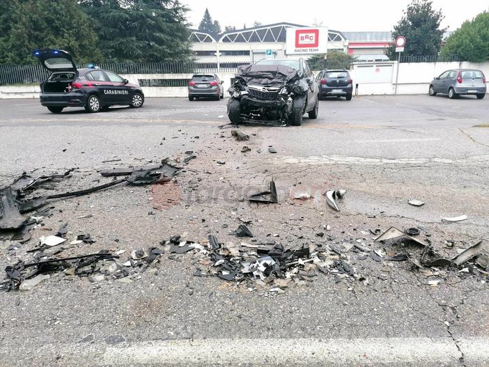 Il punto dello scontro e l'auto guidata dall'uomo Il punto dello scontro e l'auto guidata dall'uomo