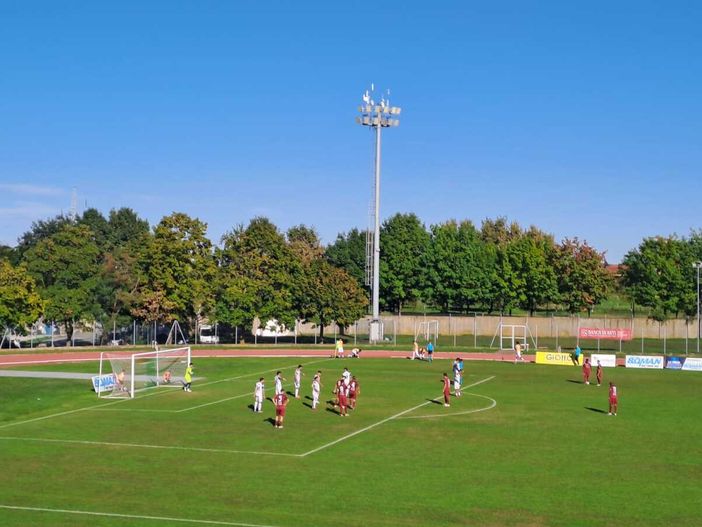 Un calcio di punizione del Saluzzo Un calcio di punizione del Saluzzo