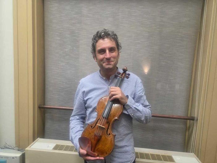 Il violinista che riempie i teatri in Giappone con un violino del 1690 costruito a Saluzzo [INTERVISTA]