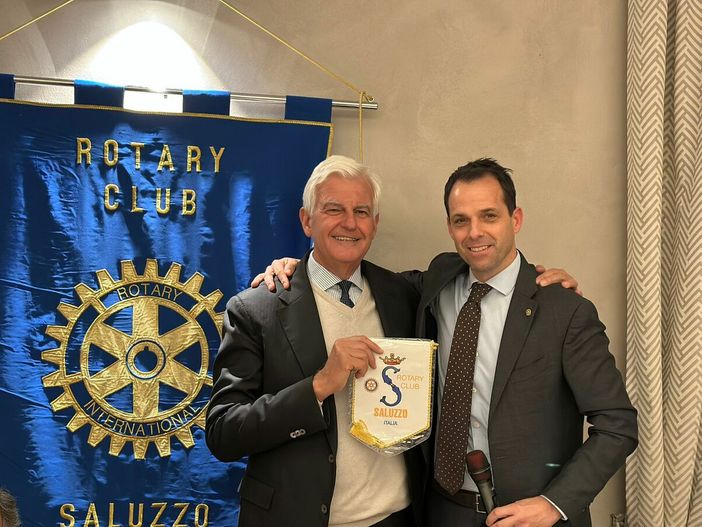 Alessandro Profumo e il presidente Rotary Saluzzo Luigi Giulini Richard Alessandro Profumo e il presidente Rotary Saluzzo Luigi Giulini Richard
