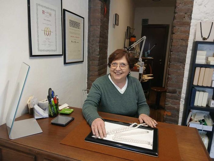 Alessandra Maero nel suo spazio laboratorio di corso Italia 40 a Saluzzo Alessandra Maero nel suo spazio laboratorio di corso Italia 40 a Saluzzo