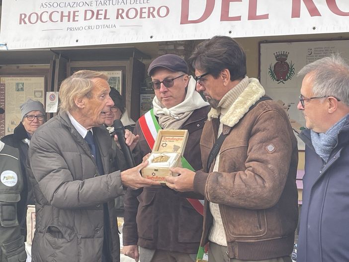 Monteu Roero ha premiato Valerio Staffelli col Tartufo Bianco d'Alba "Rocche del Roero" [VIDEO E FOTO]