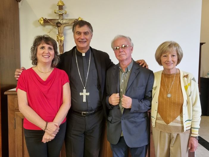 In foto il cardinale Roberto Repole con alcuni volontari del Santuario della Madonna dei fiori di Bra