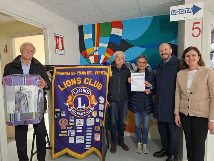 La consegna dei piumoni dal club ;Lions di Scarnafigi -Piana del Varaita al Cengtro di accoglienza temporanea di Savigliano La consegna dei piumoni dal club ;Lions di Scarnafigi -Piana del Varaita al Cengtro di accoglienza temporanea di Savigliano