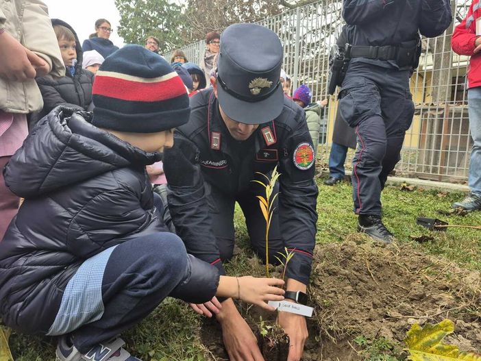 Festa dell’albero all’Asilo di Scarnafigi con una giornata di scoperta, cura e gratitudine per la natura