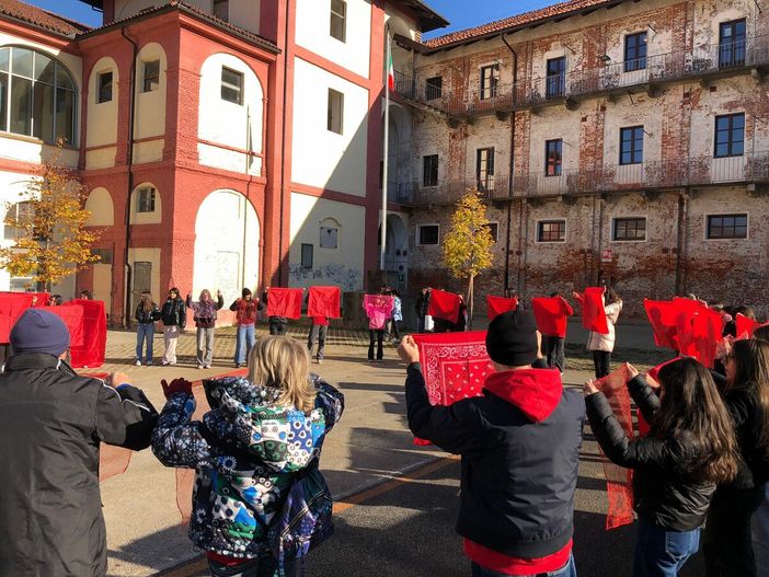 "Scarpe rosse" per dire no alla violenza: studenti e centro diurno Le Nuvole in piazza a Saluzzo