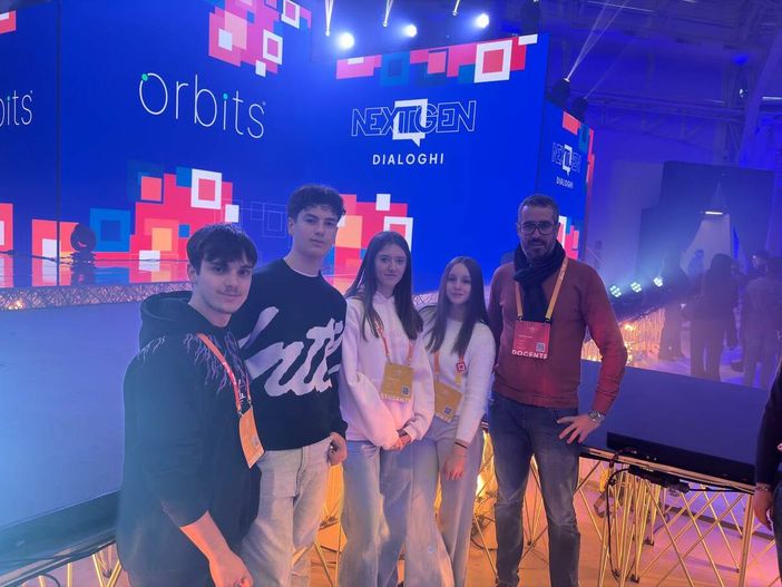 Il professor Pierangelo Verga con gli studenti del Denina Pellico Rivoira Giorgia Beltramo e Giulia Viglianco (classe 4B) e Loris Aramu e Vincenzo Vuono (classe 4L)