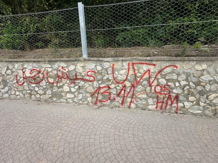 Ceva, imbratta i muri della città con scritte rosse: scatta la denuncia Ceva, imbratta i muri della città con scritte rosse: scatta la denuncia