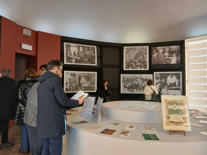 Sala circolare di Ar.co alla Castiglia di Saluzzo dove è allestita la mostra per i 150 anni di nascita di Amleto Bertoni Sala circolare di Ar.co alla Castiglia di Saluzzo dove è allestita la mostra per i 150 anni di nascita di Amleto Bertoni