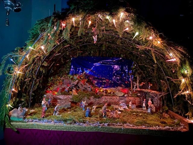 A Valcasotto torna la magia del Natale: il borgo si illumina di luci, tradizioni e spirito comunitario
