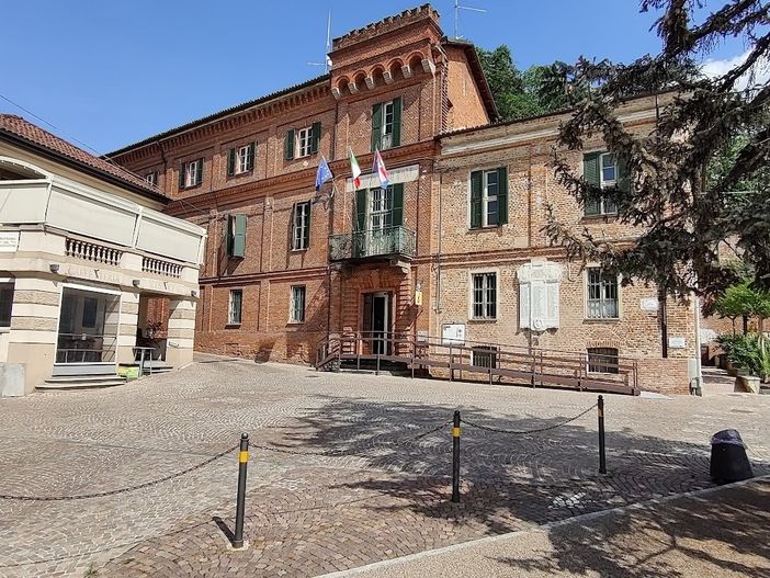 La piazza davanti al municipio di Sommariva del Bosco