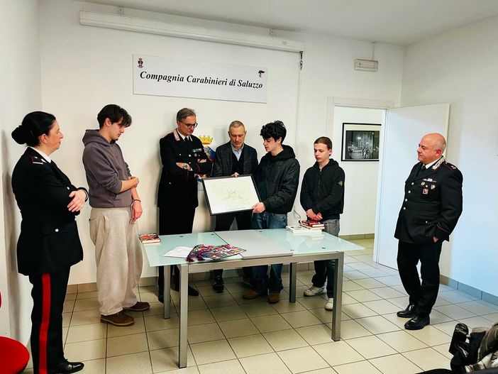 Saluzzo, la cinsegna del quadro dedicato al Generale Dalla Chiesa alla Stazione dei Carabinieri  di Saluzzo