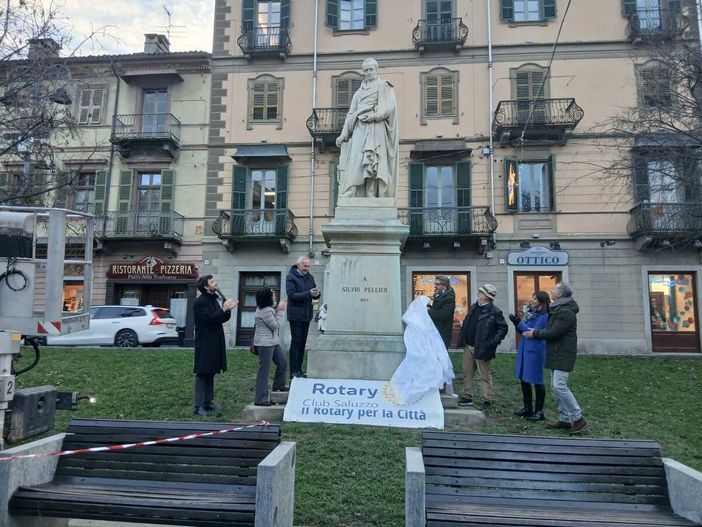 Saluzzo, lo scoprimento della statua di Silvio Pellico dopo il restauro Saluzzo, lo scoprimento della statua di Silvio Pellico dopo il restauro
