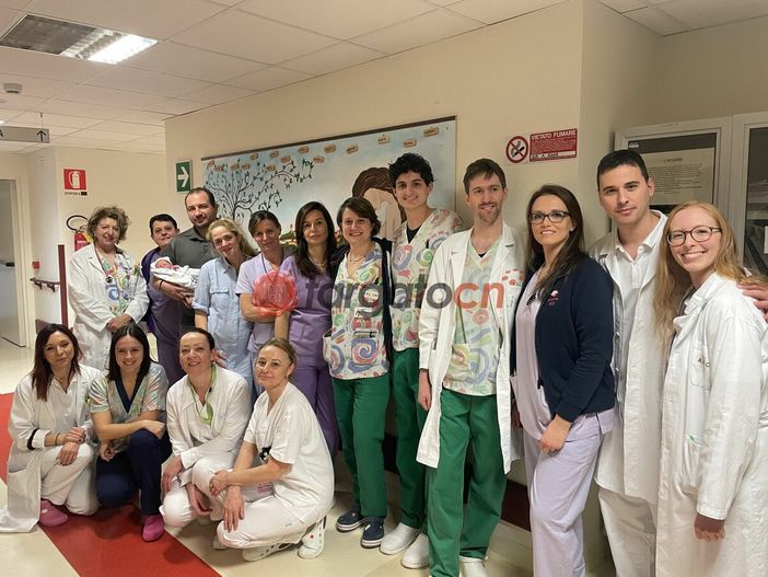 La piccola con i genitori e il personale del Regina Montis Regalis La piccola con i genitori e il personale del Regina Montis Regalis