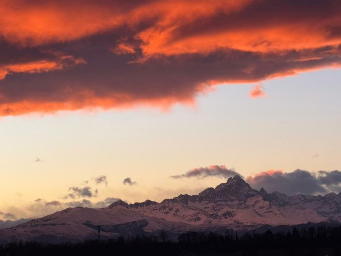 Tramonto infuocato sul Monviso, nella serata di sabato