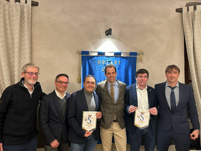 I campioni del ciclismo Chiappucci e Bugno insieme al presidente Rotary Saluzzo Luigi Giulini Richard e i giornalisti Davide Mazzocco e Davide Rossi